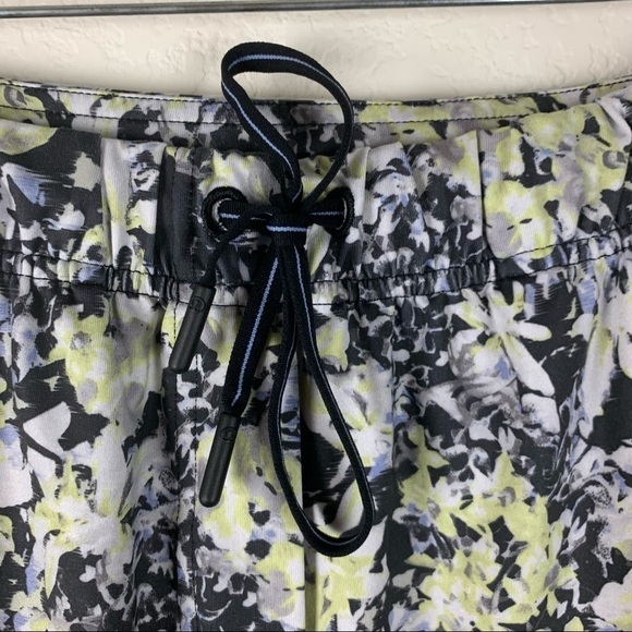 Lululemon | Jet Crop Luxtreme Floral yellow Black Drawstring Pants - Picture 5 of 10